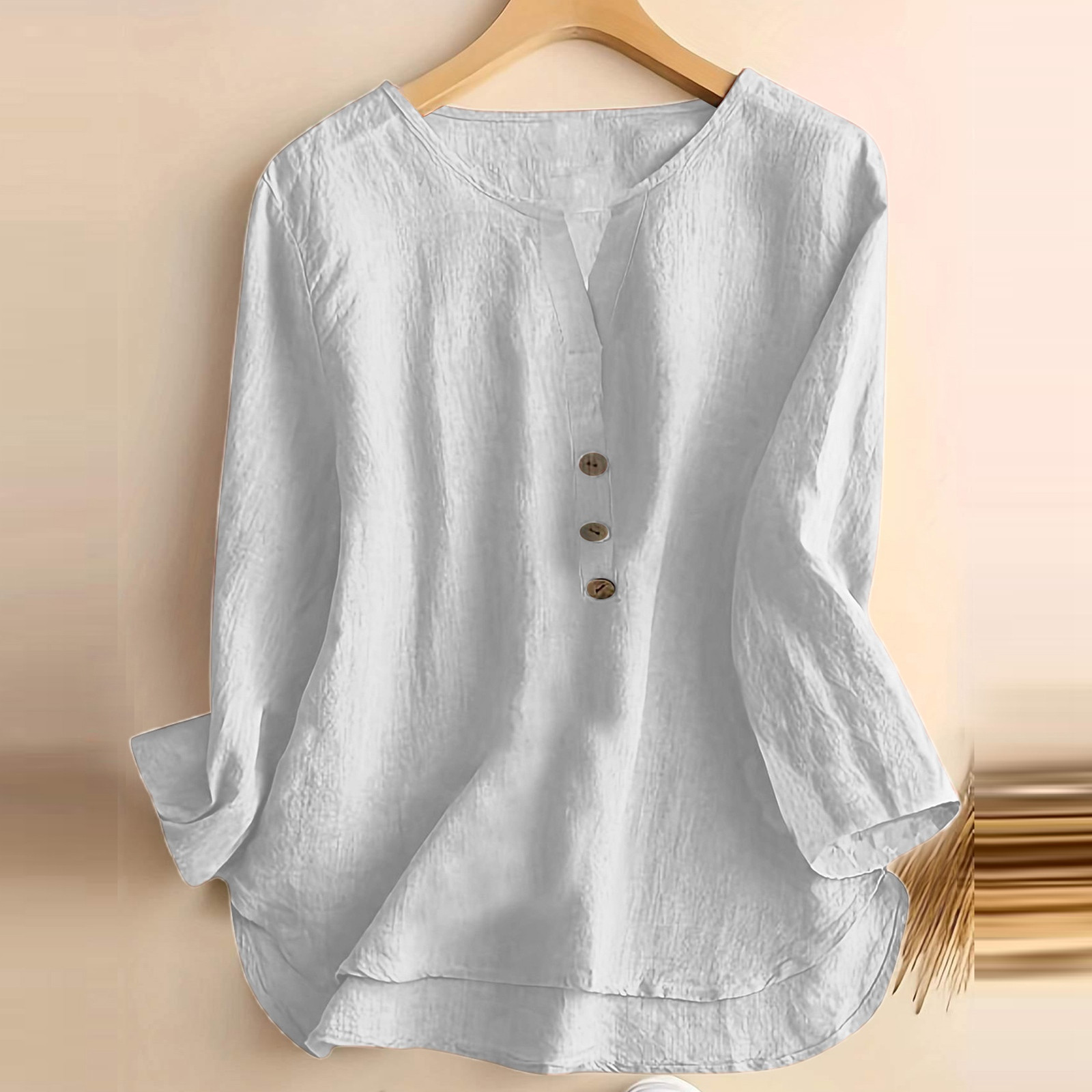 thumbnail image 3 of Camisa de mujer de color liso con cuello en V y botones: estilo informal y elegante, corte holgado, poliéster resistente, fácil de combinar., 3 of 6